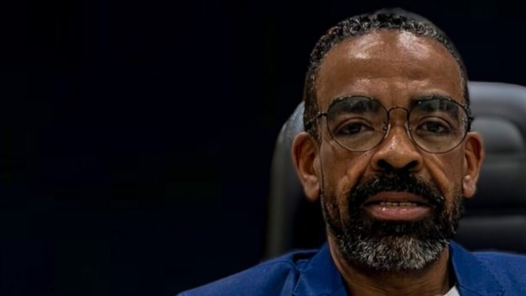 Descubra como o palestrante Alexandre Amigão inspira a mudança de vida e ajuda pessoas a superarem vícios, construindo um futuro saudável e pleno.